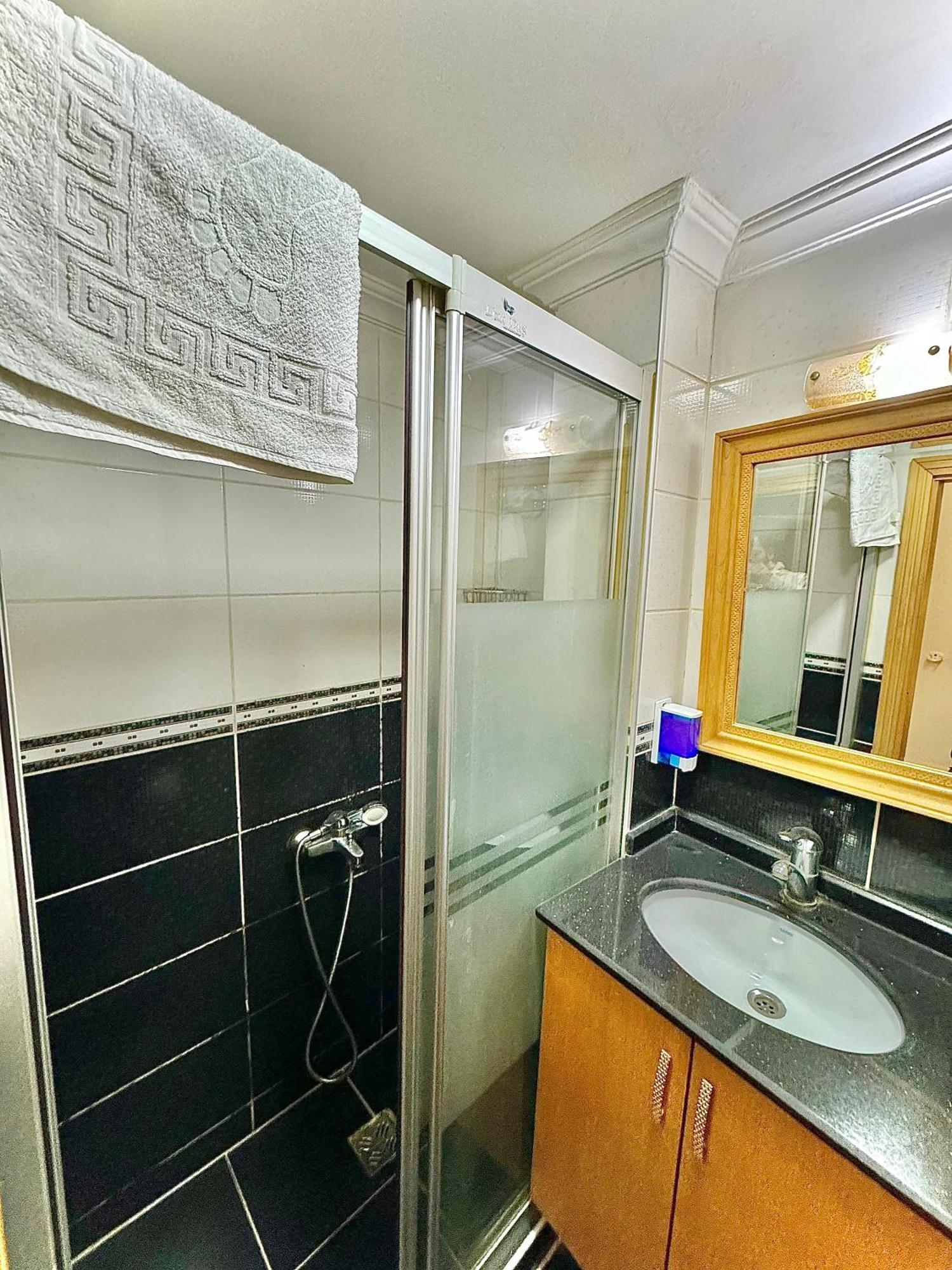 Grand Papirus Hotel Истанбул Екстериор снимка